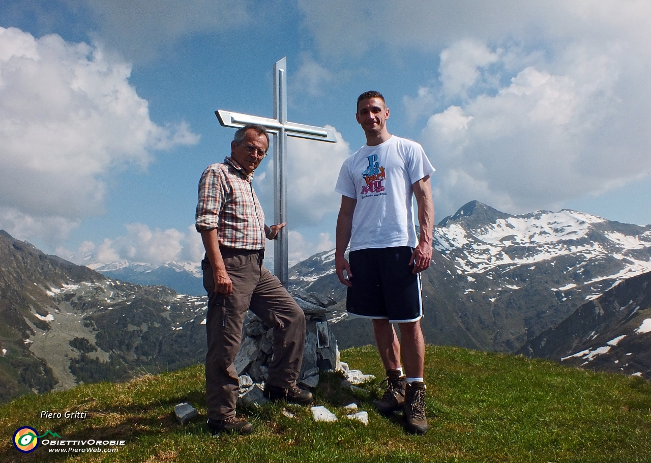 35 Andrea e Piero col Monte Toro....JPG